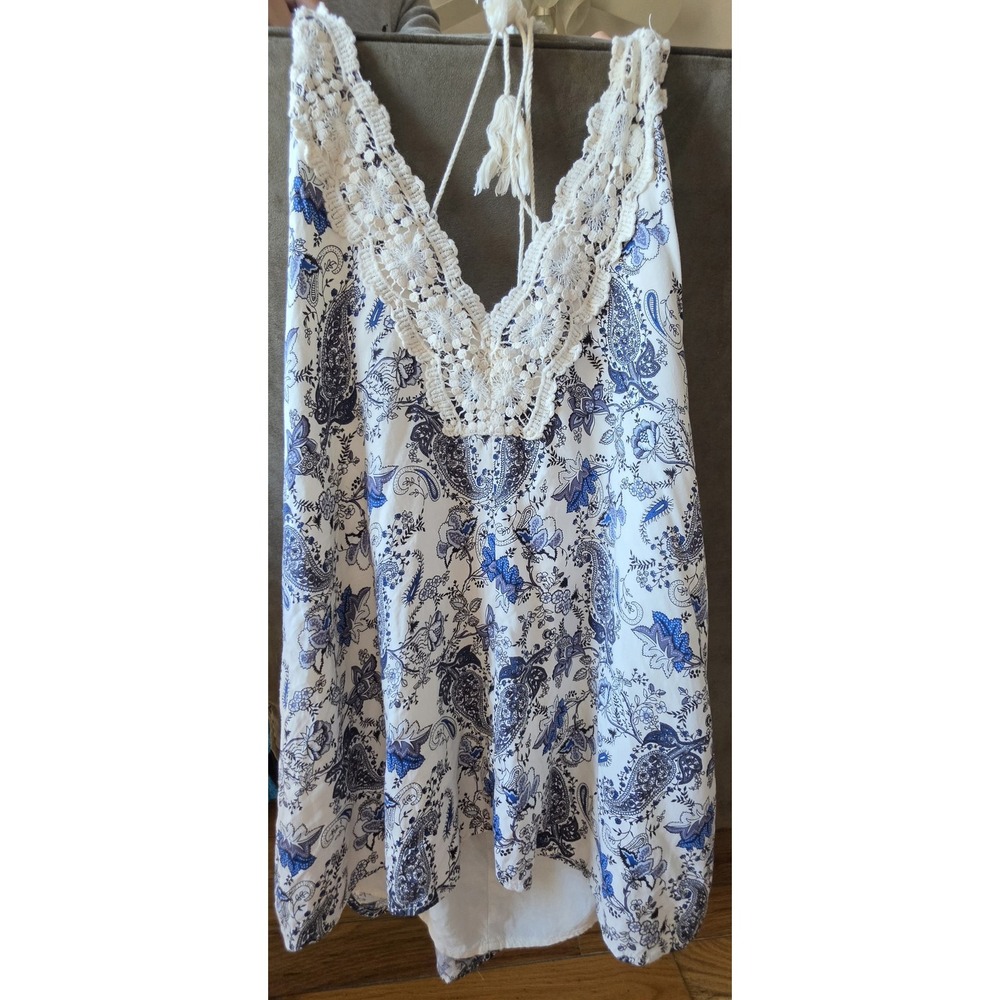 Stella Laguna Beach Boho Paisley Lace Top White Blue Sleeveless V-Neck Open back